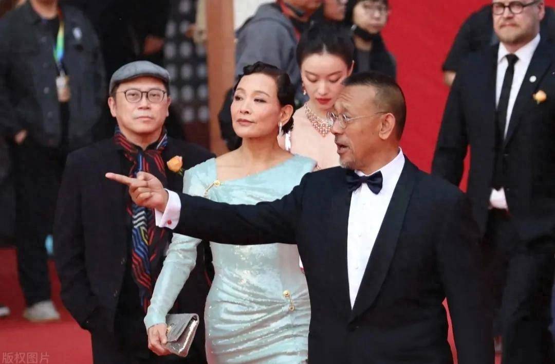 原创            64岁陈冲晒女儿毕业照，69岁老公罕见现身，6部剧女儿已崭露头角！