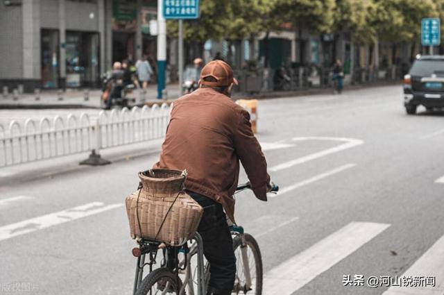 62岁大爷每天踮脚尖30分钟，半年后检查，医生惊讶：你干了什么？