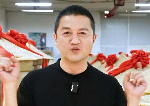 原创            李亚鹏惨出新高度！妻子直播晒旧床破屋，3岁女儿哭到崩溃