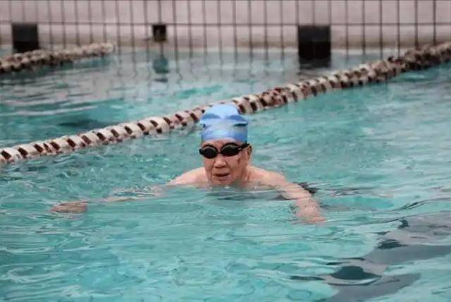 医生发现：经常游泳的糖尿病患者，过不了多久，身体或有4大变化