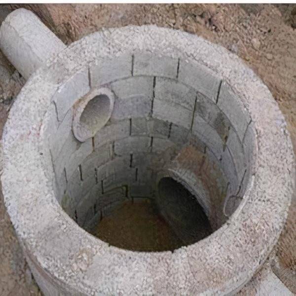 原创            古桥底下悬挂的斩龙剑，肯定是文物，为什么古今都没有人去摘它？