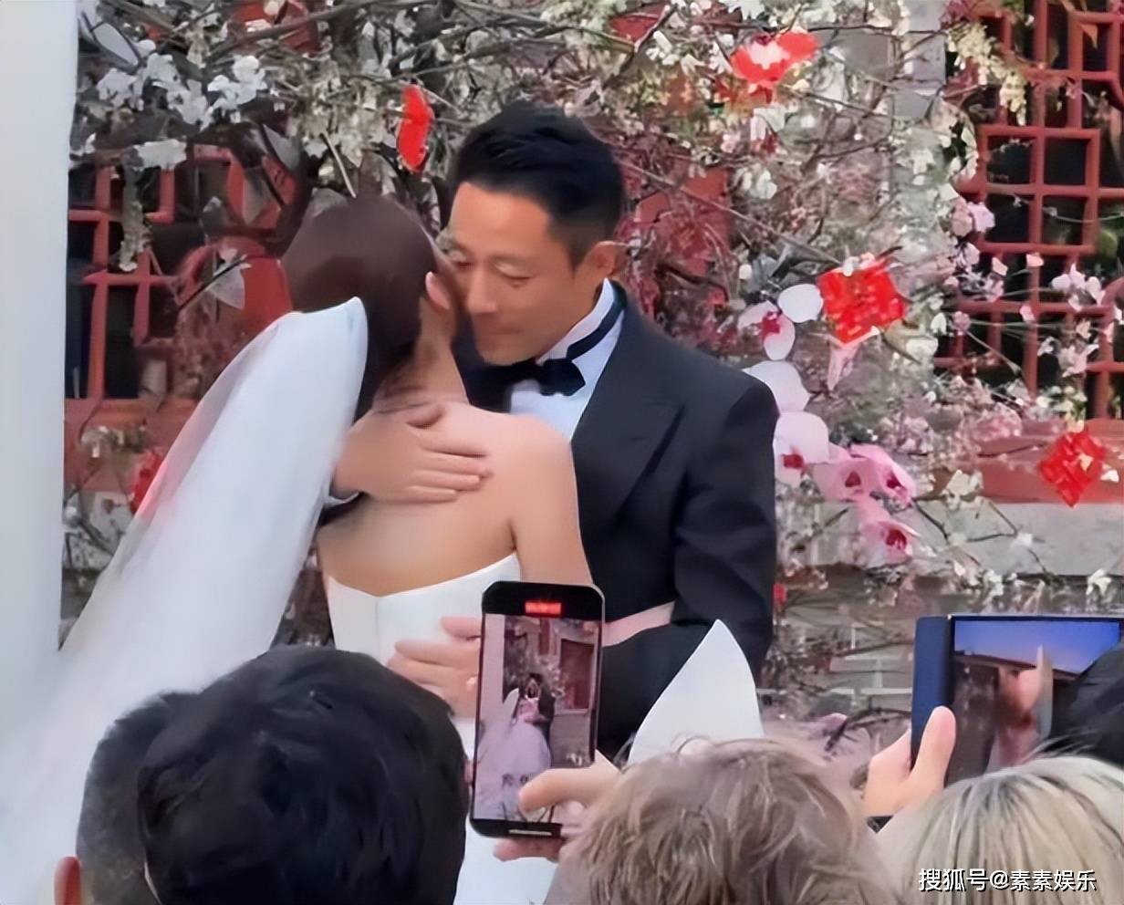 原创            汪小菲婚礼晚宴派对，关喆唱情歌推向高潮，马筱梅妈妈感动到哭泣