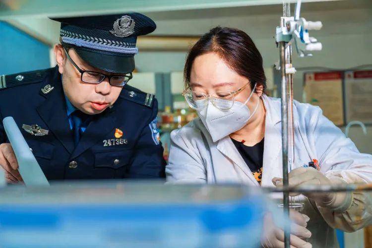 年薪10万却长期出入高档娱乐场所、购多处房产？质检员抱团篡改检测数据致企业损失3000万