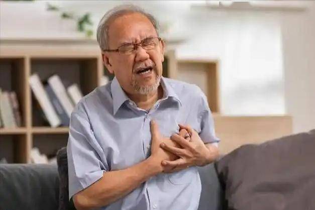 心脏开始衰老，睡觉先知？心脏出问题，晨起后常常会有这3个表现