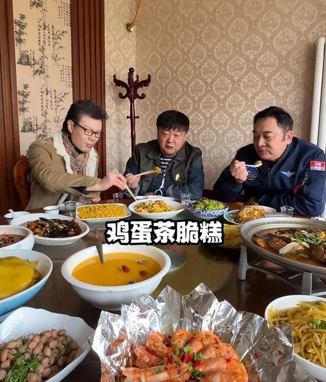 原创            58岁李彬近况公开，洪剑涛相聚泪流满面，曾是综艺顶流