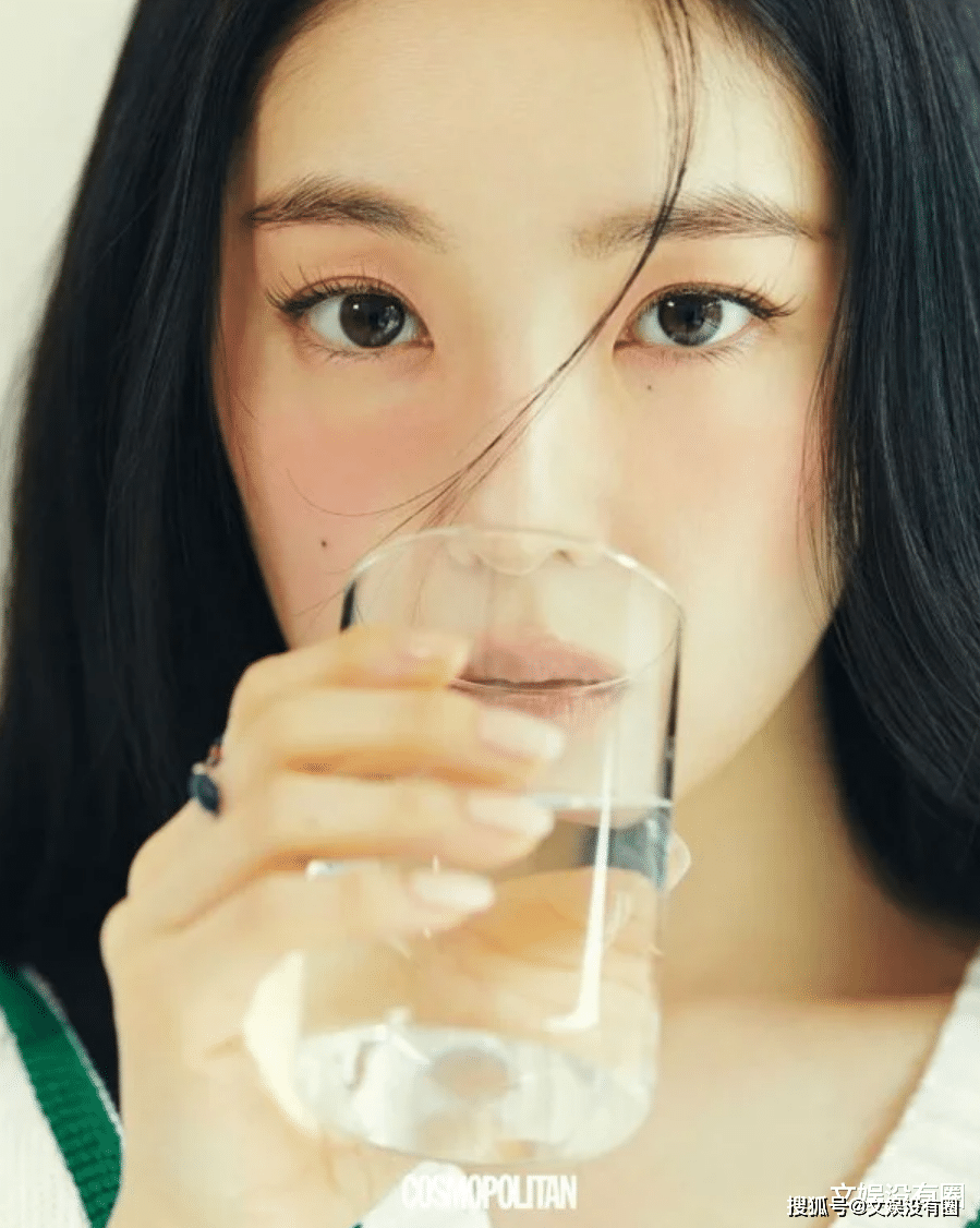 原创            Irene裴珠泫画报公开，大秀夏日午后的清新美貌，谈小分队回归