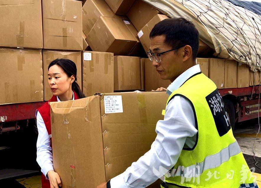 紧急救助避免司机百万损失！鄂西高速“不让一片茶叶沾水”