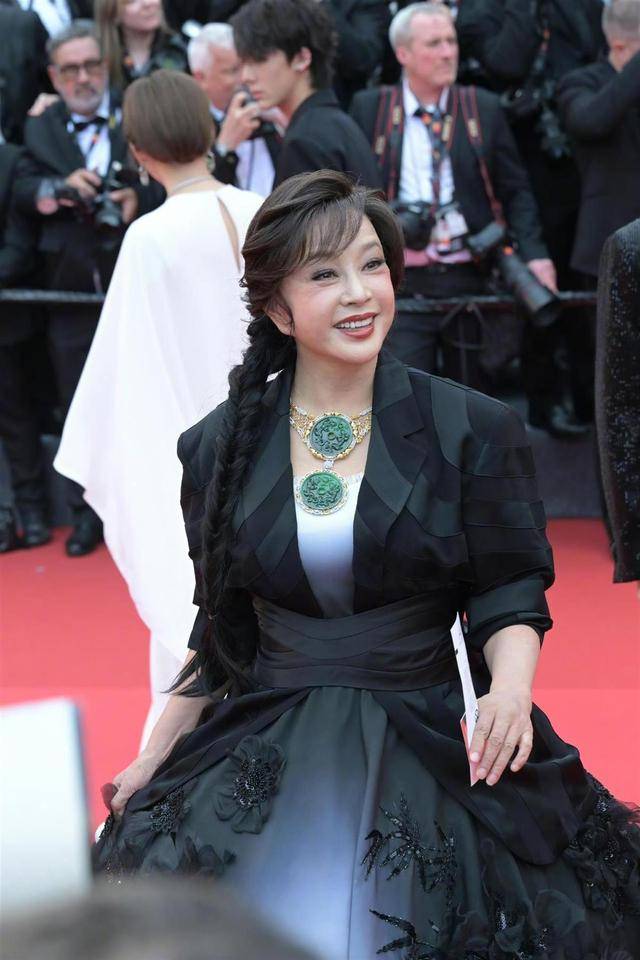 刘晓庆回应现金和珠宝被偷:拿去吧 网友：还是庆奶家底厚啊