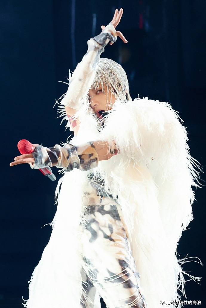 华晨宇最新演唱会的钻石流苏造型果然很炸裂！你对这个造型怎么看？