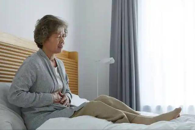 医生再三强调：老人立刻停止食用这4种菜，吃得越多，胃会越差?