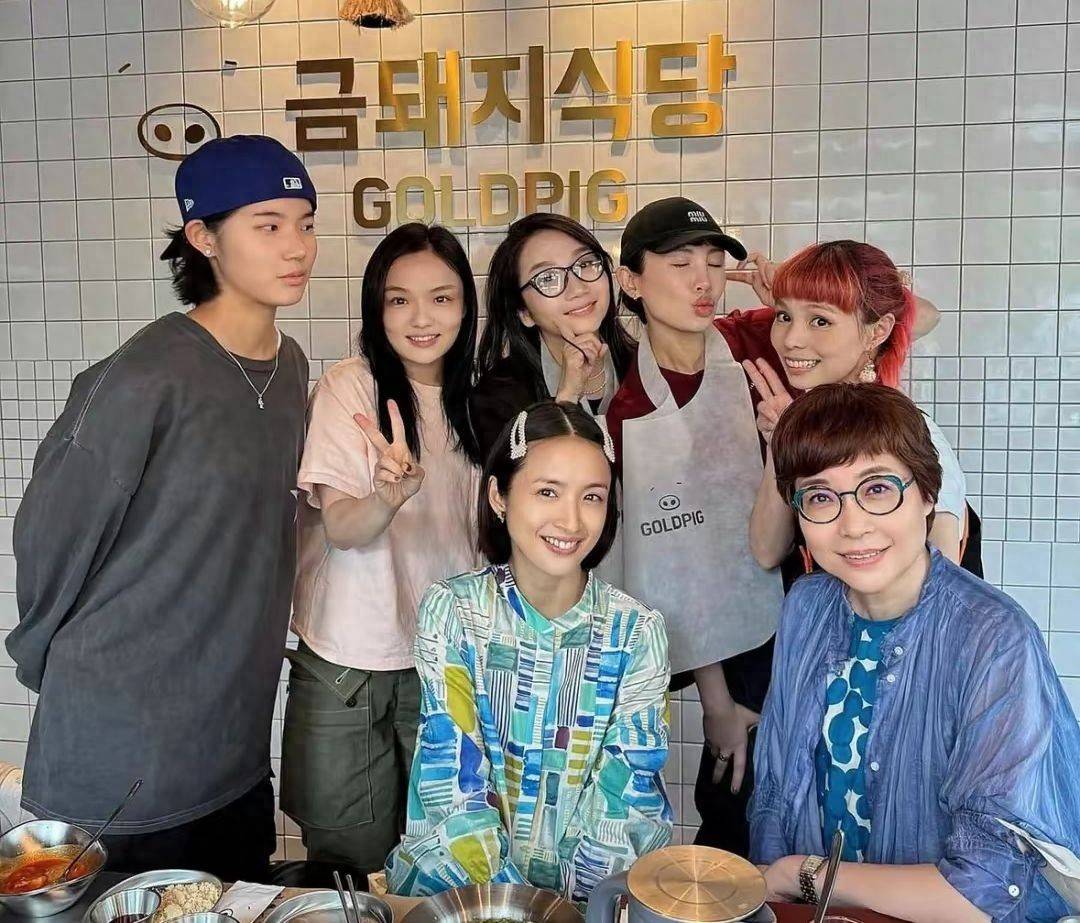 原创            林依晨挺二胎孕肚素颜露面，身材消瘦不见孕相，笑意击碎婚变传闻