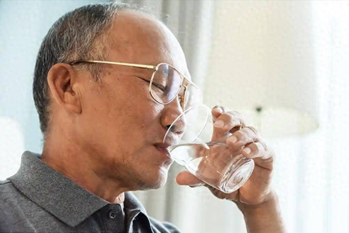 原创            医生发现：经常喝水的糖尿病患者，过不了半年，身体或有3大改变