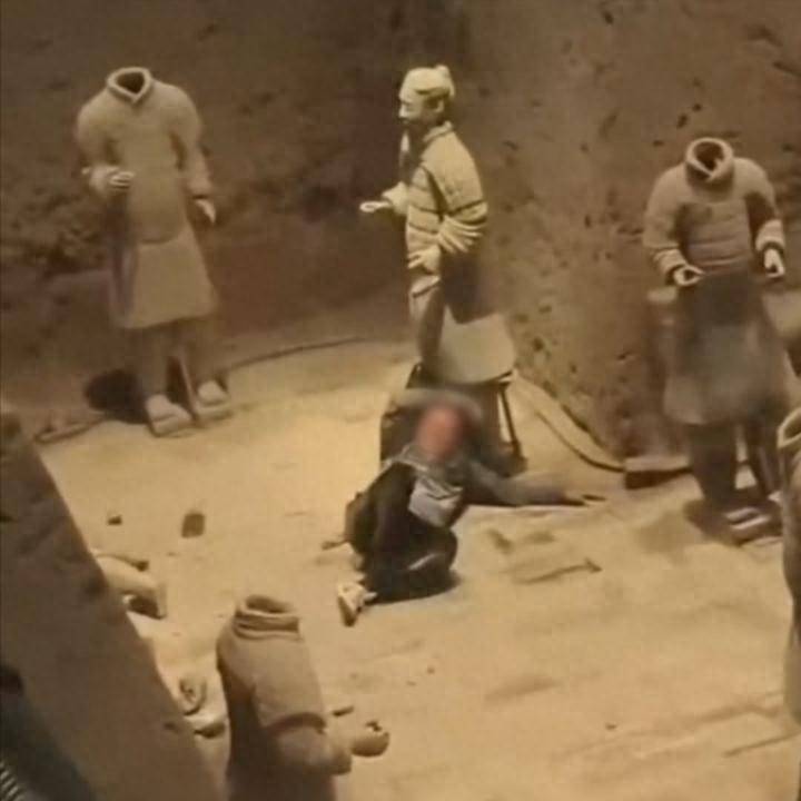 突发！一男子掉进西安兵马俑三号坑，目击者：有兵马俑被砸坏