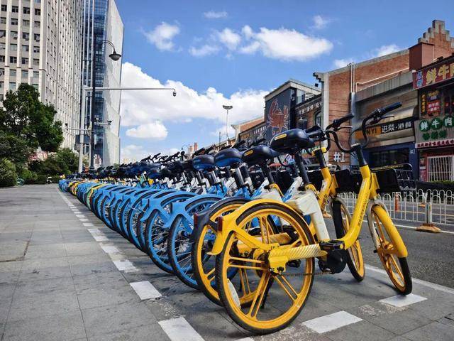 江苏一男子坐共享单车车篮摔死 单手骑车同伴被认定全责