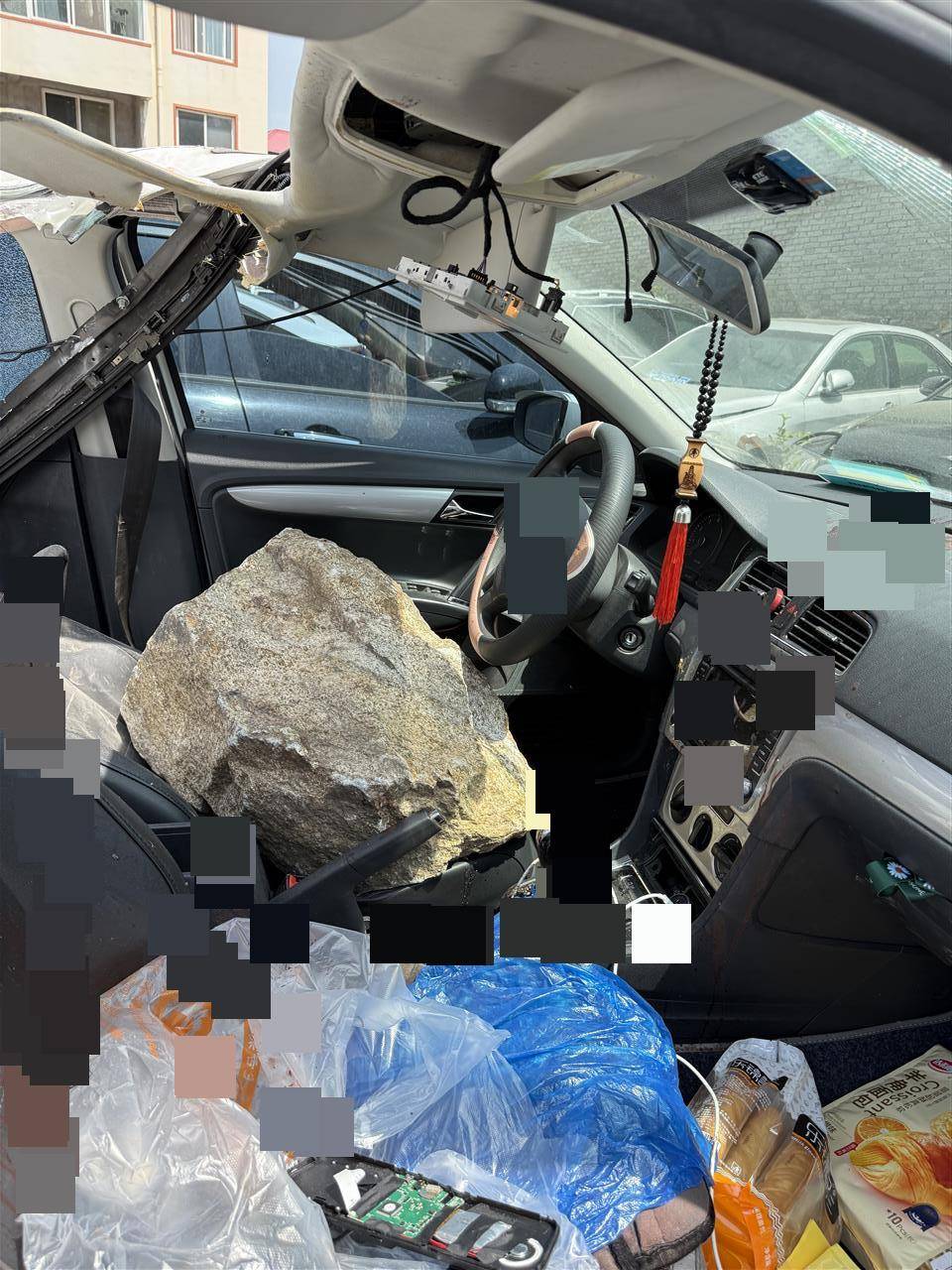 洛阳一家四口返家途中私家车被山体落石砸中，36岁父亲当场遇难，当地政府已成立工作专班