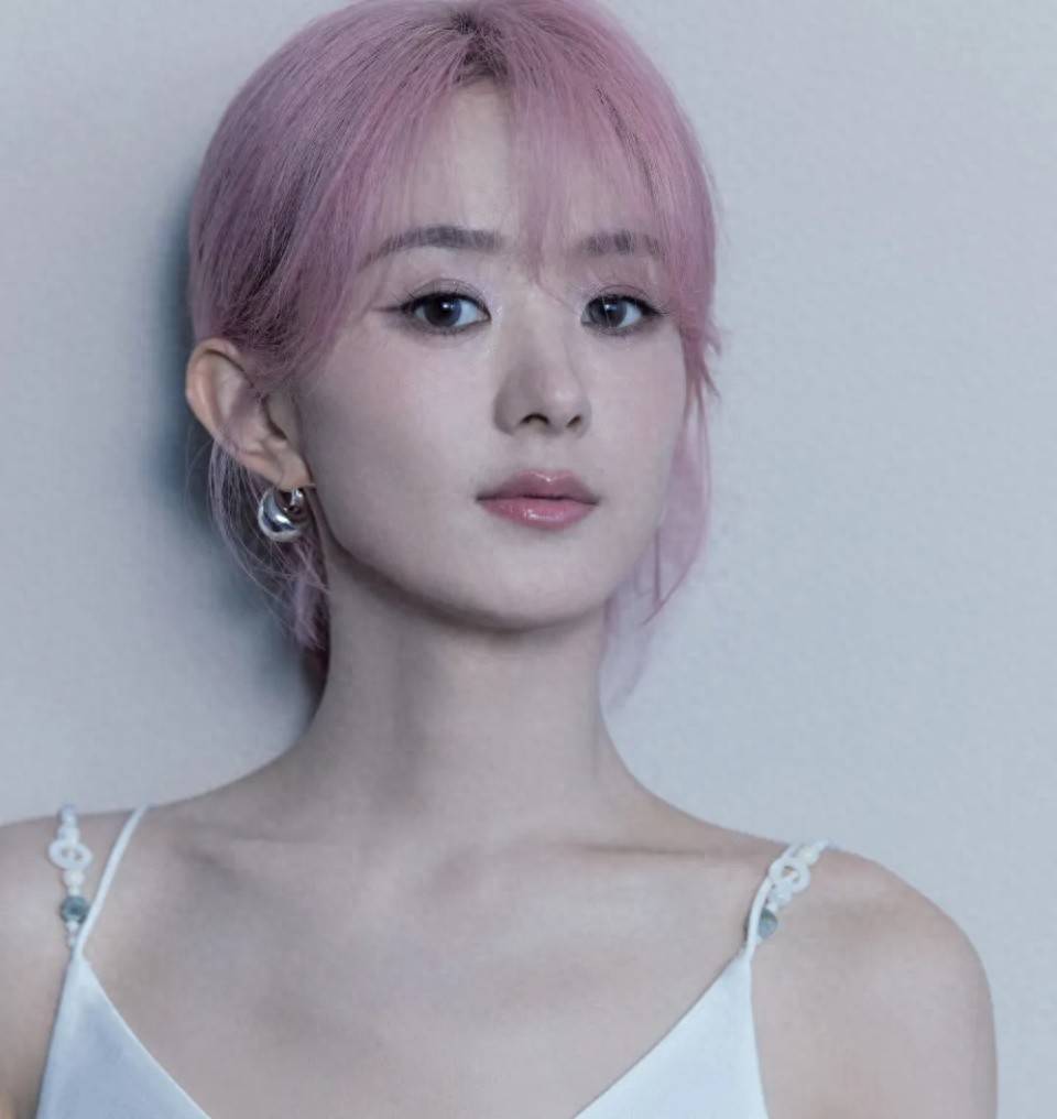 赵丽颖顶着一头粉发狂刷脸，发色吸睛妆容显嫩，意外引出恋情绯闻