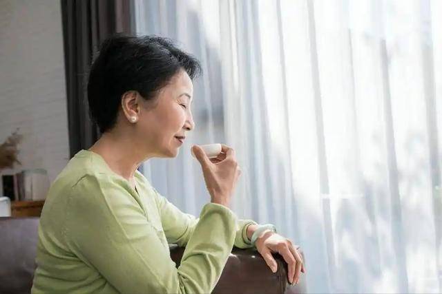 医生发现：天热还经常喝绿茶的人，不出1个月，或能看到4个改善