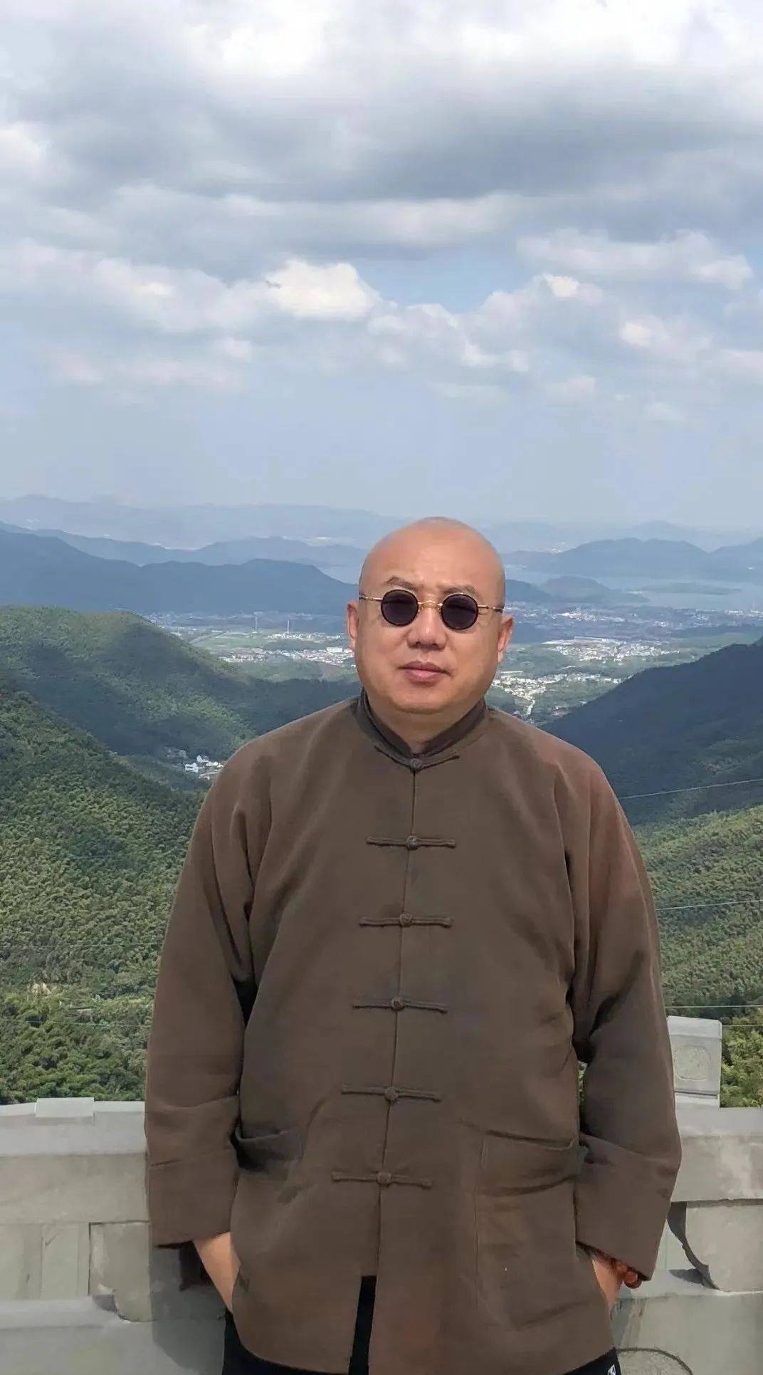 觉圣（张伟）作品十七评：艺术价值与收藏潜力解读