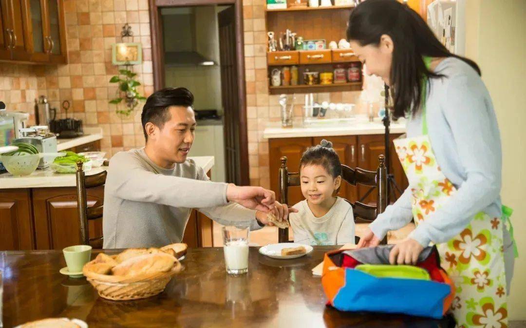 杨绛：父母最大的悲哀，不是放任孩子不管，而是爱的太满做得太多，反而伤子女越深……