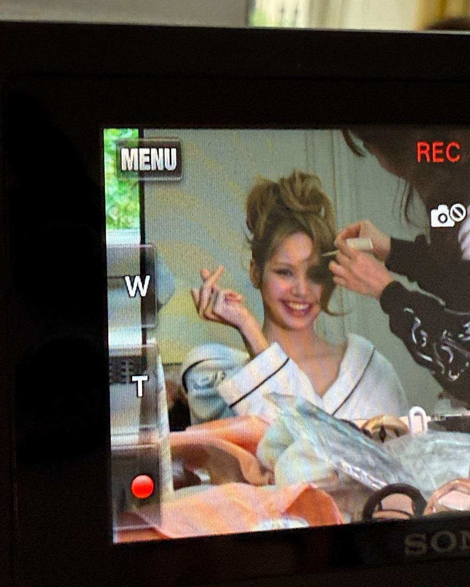 Lisa穿浴袍在酒店搞怪拍照 对镜大笑活力满满