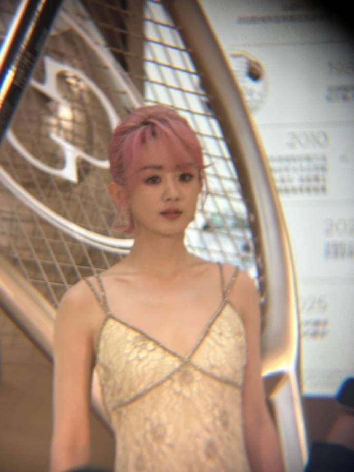 赵丽颖粉发配露背裙，俏皮又灵动。