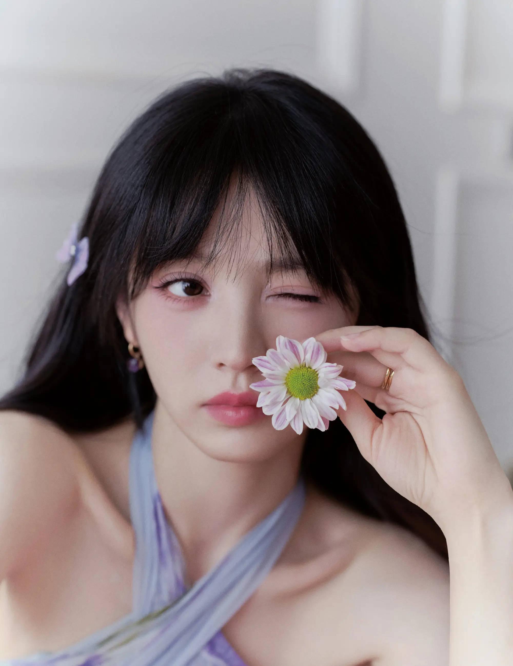 田曦薇穿紫色挂脖长裙韵味十足 微卷簪花造型甜美灵动