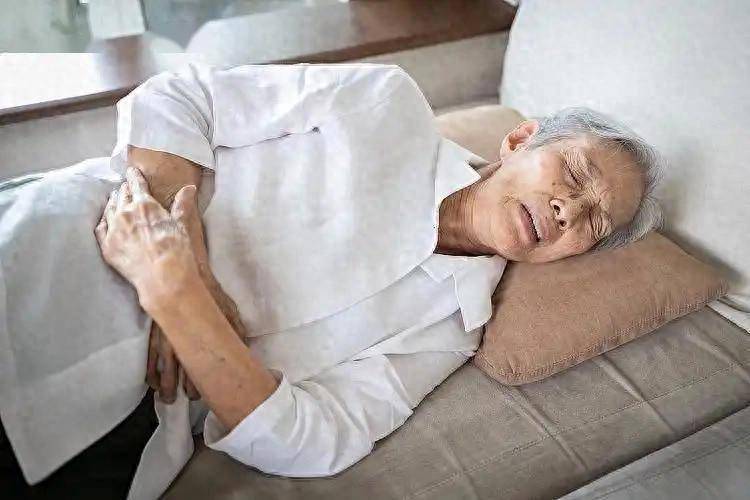 原创            再三劝告：肝癌早期不是腹痛，而是身上出现3大症状，一定别小瞧