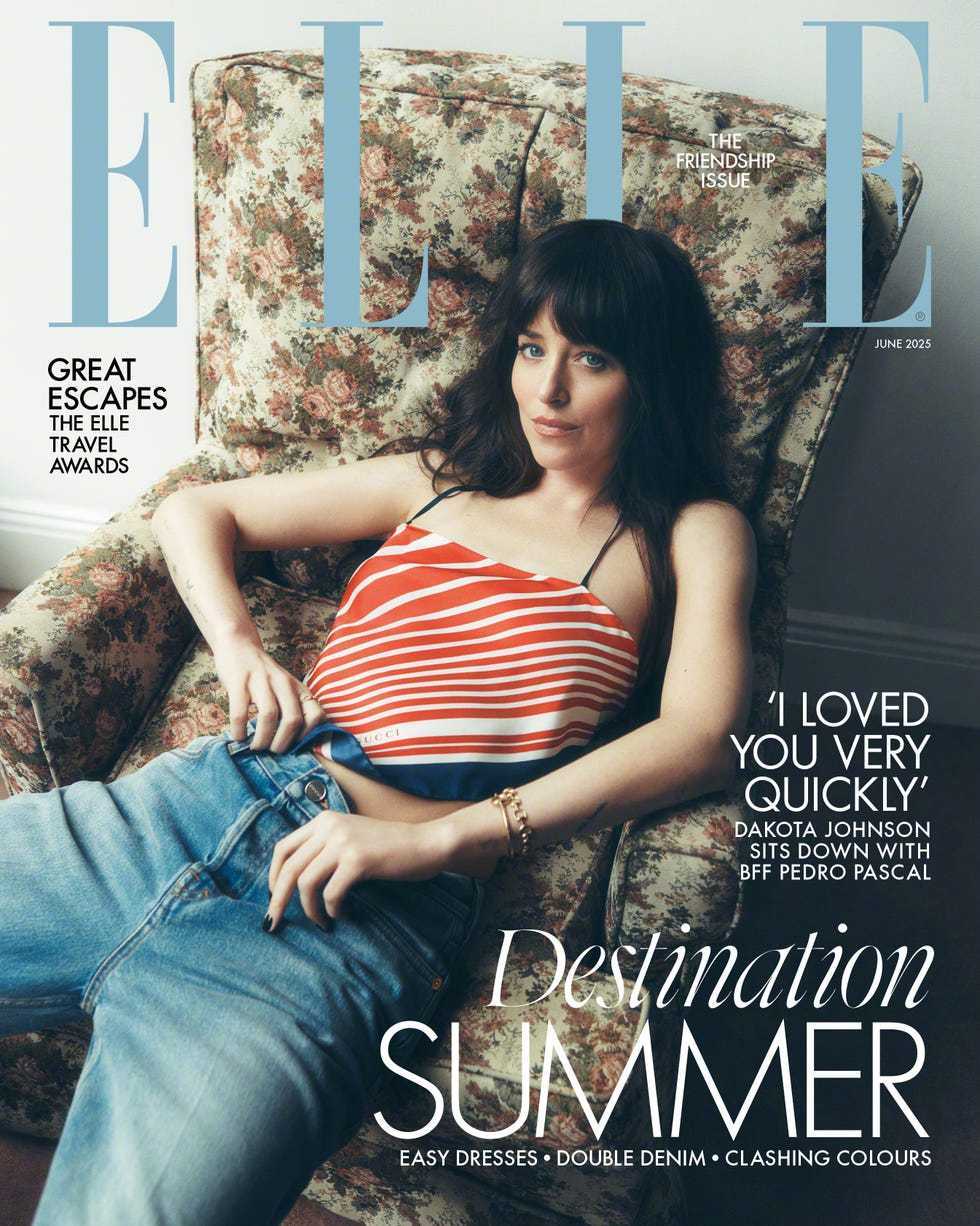 Dakota Johnson穿条纹吊带配牛仔裤休闲随性 微卷造型灵动俏皮