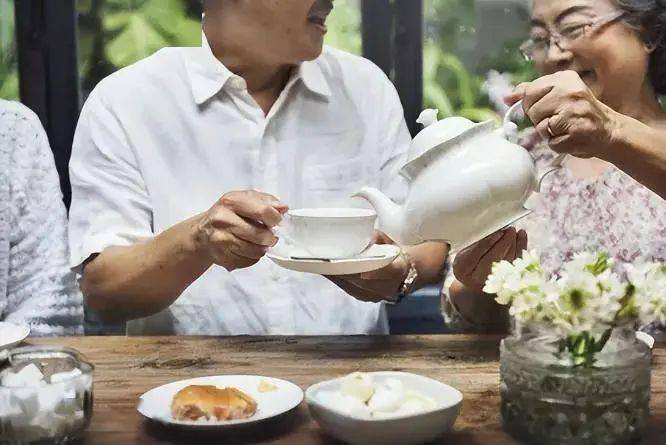 建议中老年人，别管有钱没钱多喝这“5茶”，身体强壮，气色好