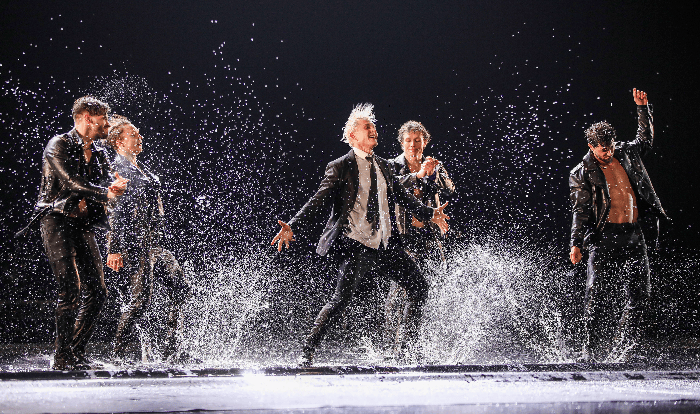 《雨中》起舞！俄罗斯WetMen水舞团滨州首秀引爆艺术之夜