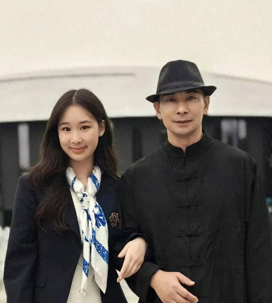 赵文卓一家三口回国！ 17岁大女儿赵子仪气质优雅