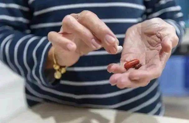 手抖别乱吃药？医生提醒：不想震颤“反复”，这3类药物需慎服