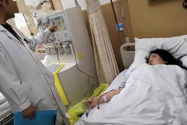 56岁女子胰腺炎离世，医生呼吁4种“零食”尽量停用，别再贪吃了