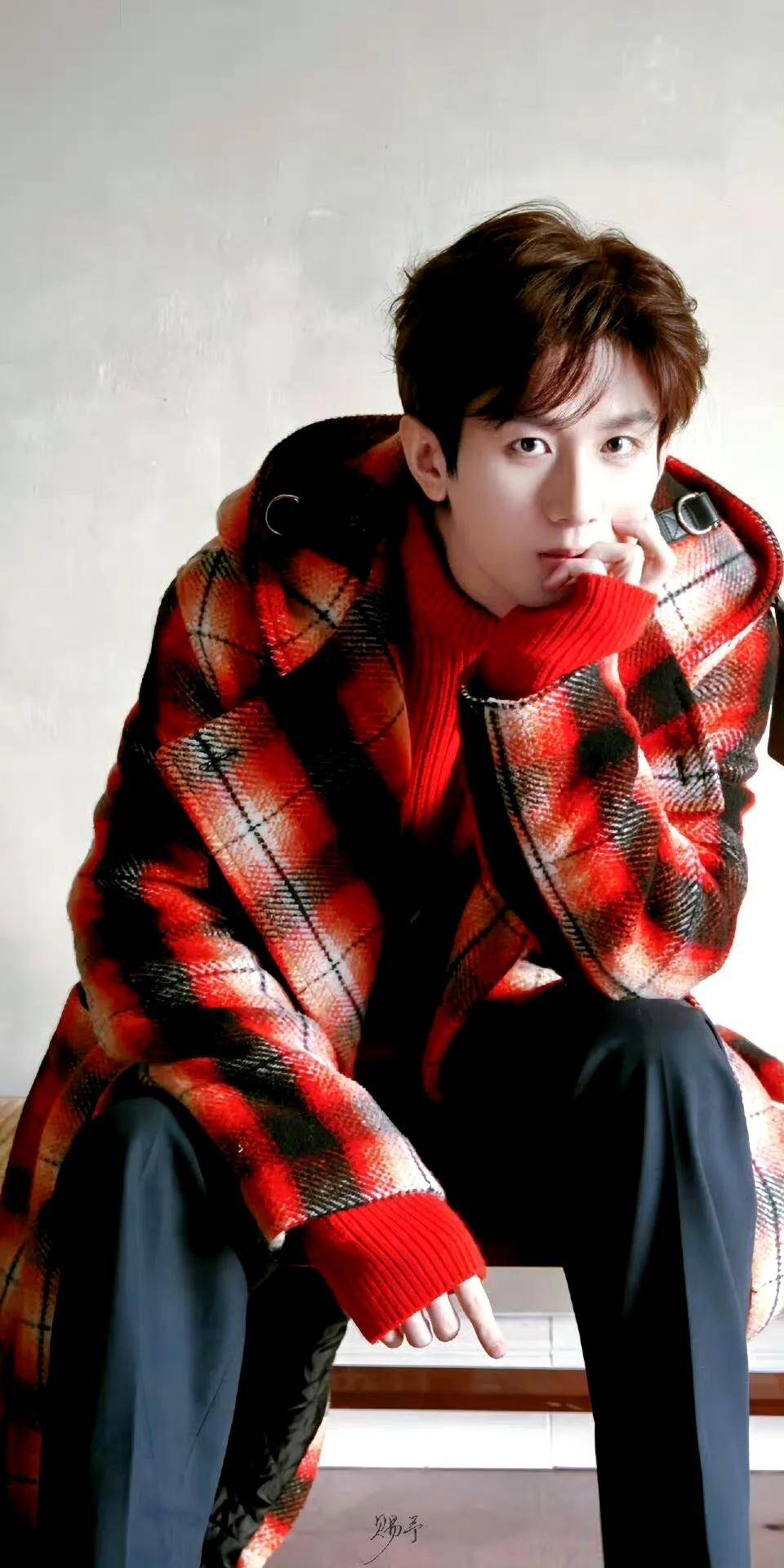 原创            沉默如金：成毅的“隐身”哲学与粉丝的静候契约