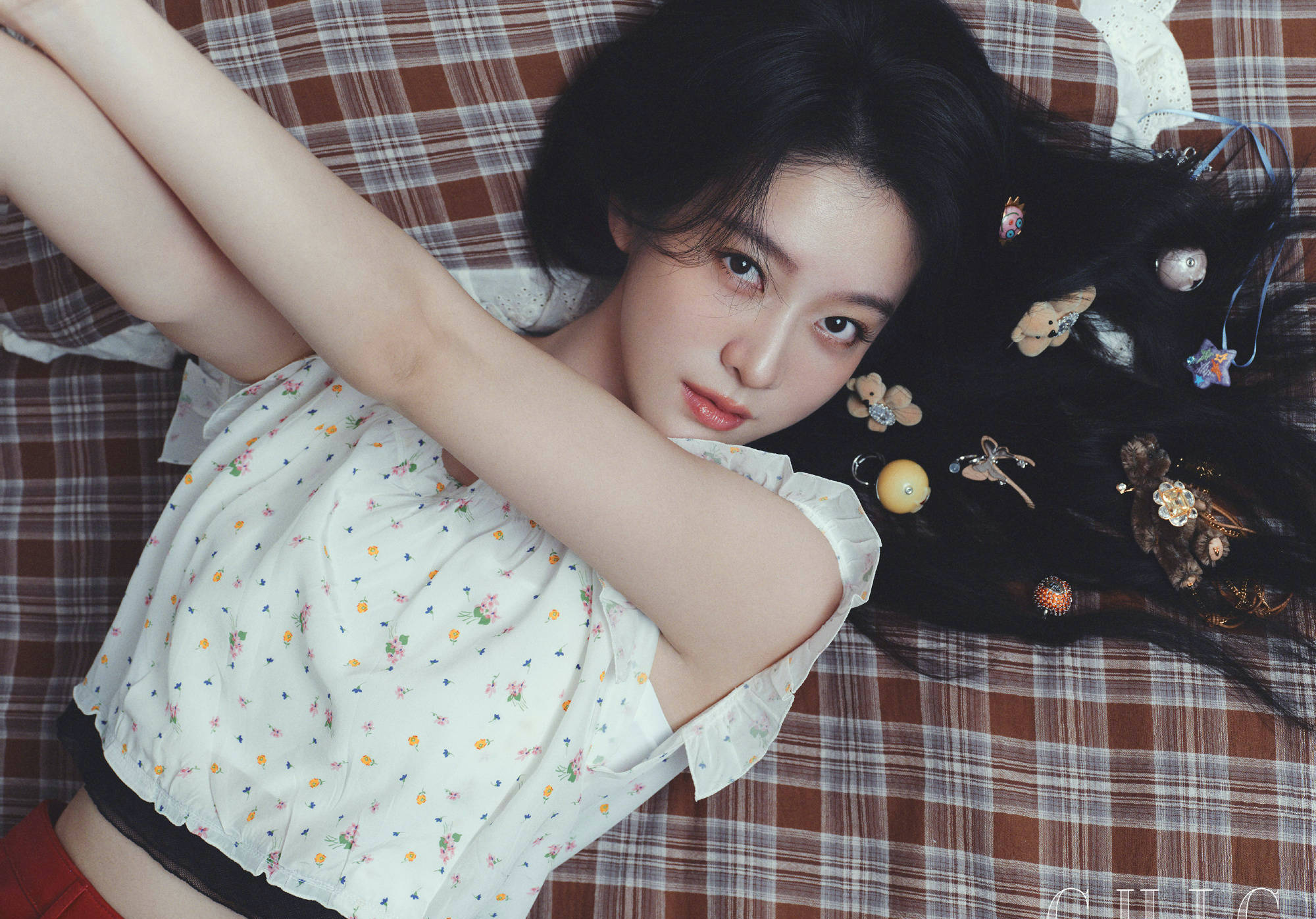 张雪迎穿白色碎花上衣可爱俏皮 戴卡通发卡少女感十足