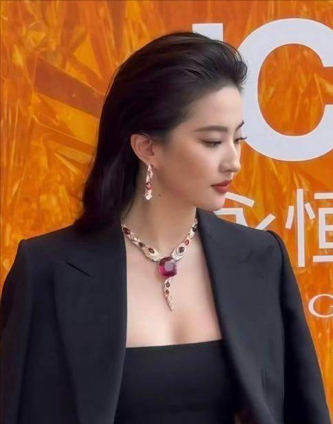 原创            美国国籍的刘亦菲，却被中国外交部公开力挺：她是真正的中华儿女