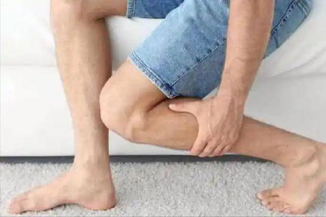 无论男女，腿上出现了4个症状，多半是糖尿病缠身，尽快检查医治