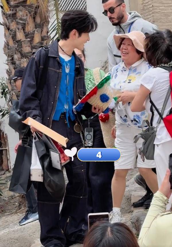 黄晓明被阿姨紧搂，真情流露下意识反应，真实人品无人能仿