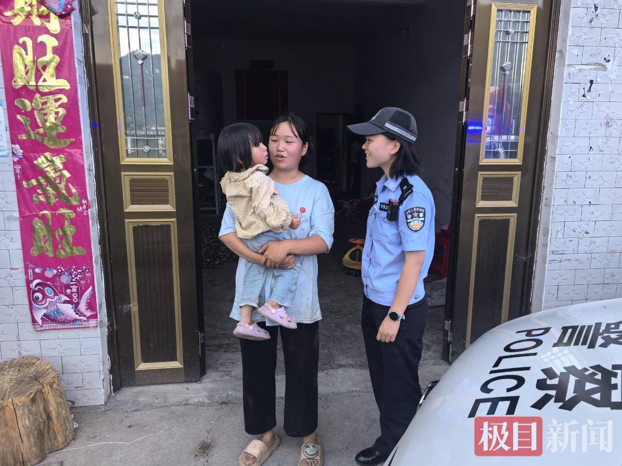 2岁女童哭闹着找妈， 8岁男孩将她牵进了派出所