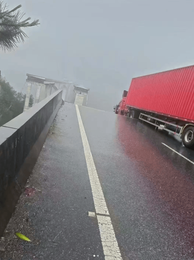 网传厦蓉高速段千秋大桥部分坍塌，疑有车辆坠桥，当地：已派两队人前往核实，暂无反馈
