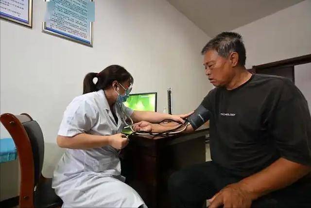 医生：高血压恶化时，身体会发出3个信号，若有一个也要尽快就医