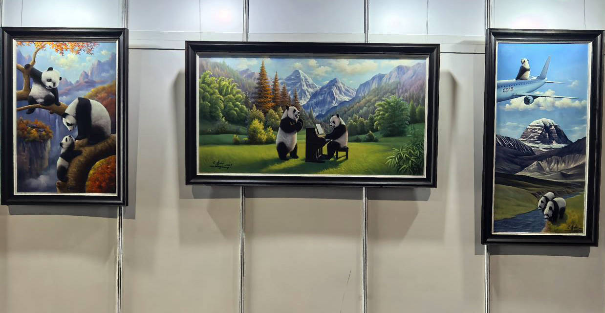 画家吴长江绘“港产”熊猫亮相香港文博会