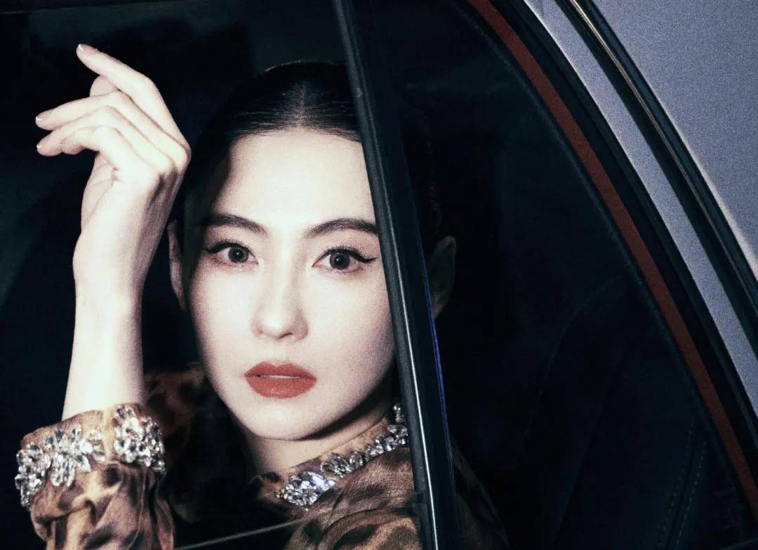 原创            这次修过了！张柏芝最新活动照过分滤镜美颜，一股网红感硬夸高级