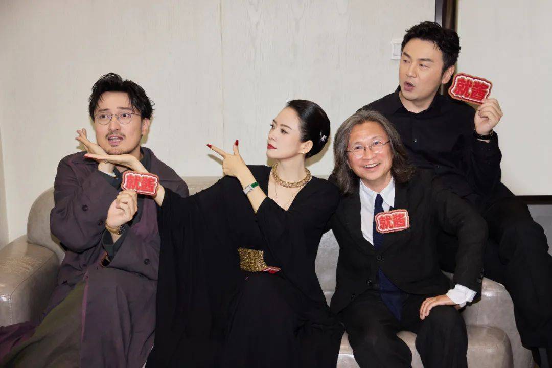 原创            46岁章子怡离婚后放得开，穿深V黑裙走红毯成焦点，干练盘发贵气十足