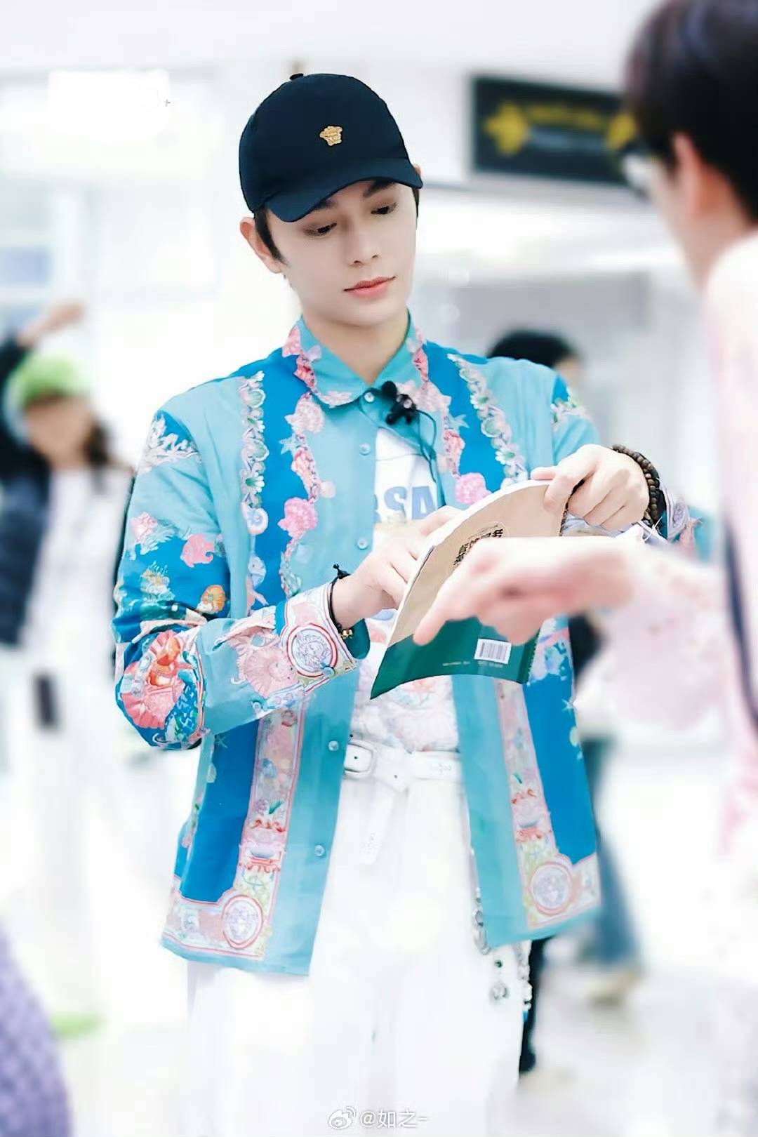 原创            丁禹兮《中餐厅》变身百变小王子，丝瓜瓤时尚单品，帅气与接地气并存