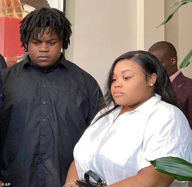 医院生娃，孩子头直接被医生拔掉了？父母请专家尸检，结果专家直接把图发网上了？！