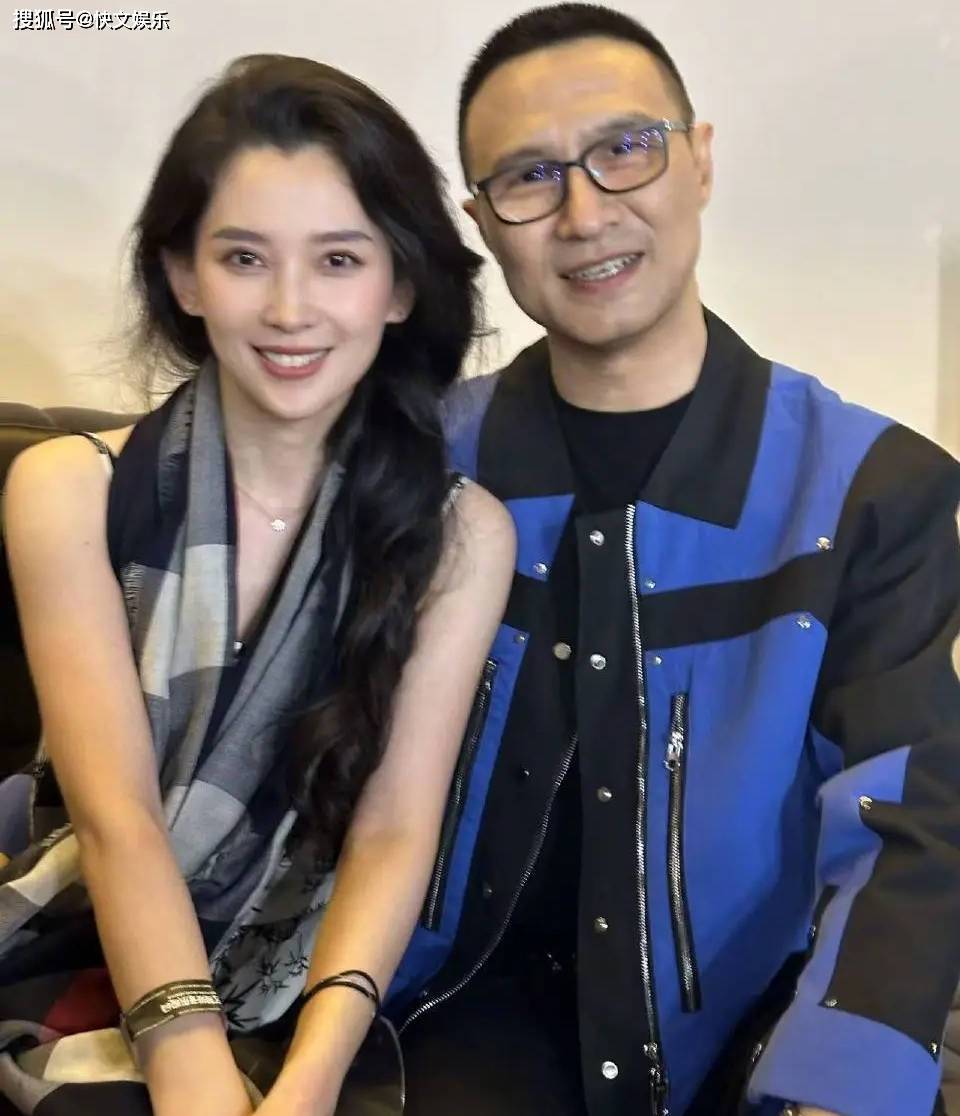 原创            汪峰否认出轨宁静，晒与女友合照回应与宁静牵手绯闻：我俩好着呢