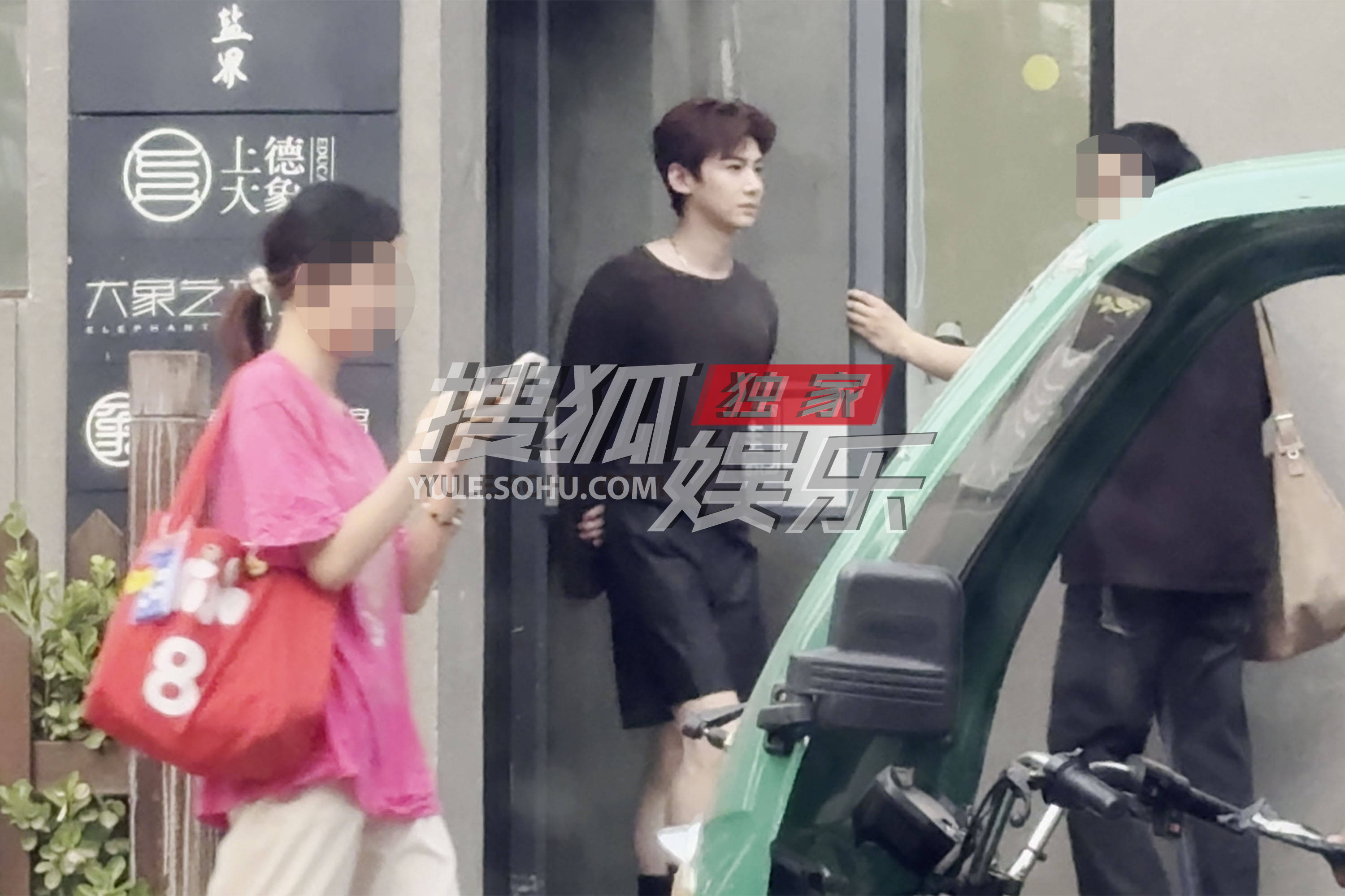 白敬亭户外拍摄少年感爆棚 宽肩窄腰身材好吸睛