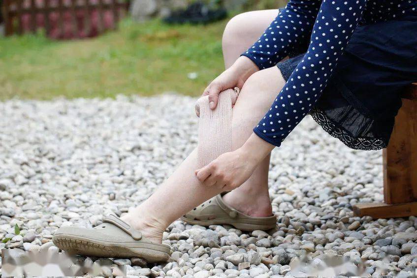 脚趾甲老往肉里钻，一碰就疼？教你4招，预防甲沟炎，告别疼痛