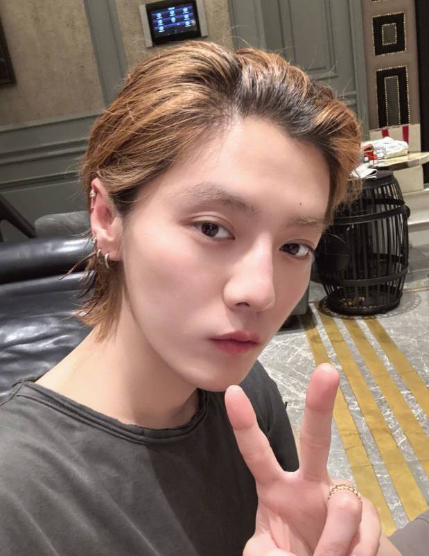 鹿晗最新自拍照曝光 对着镜头比耶素颜皮肤状态佳